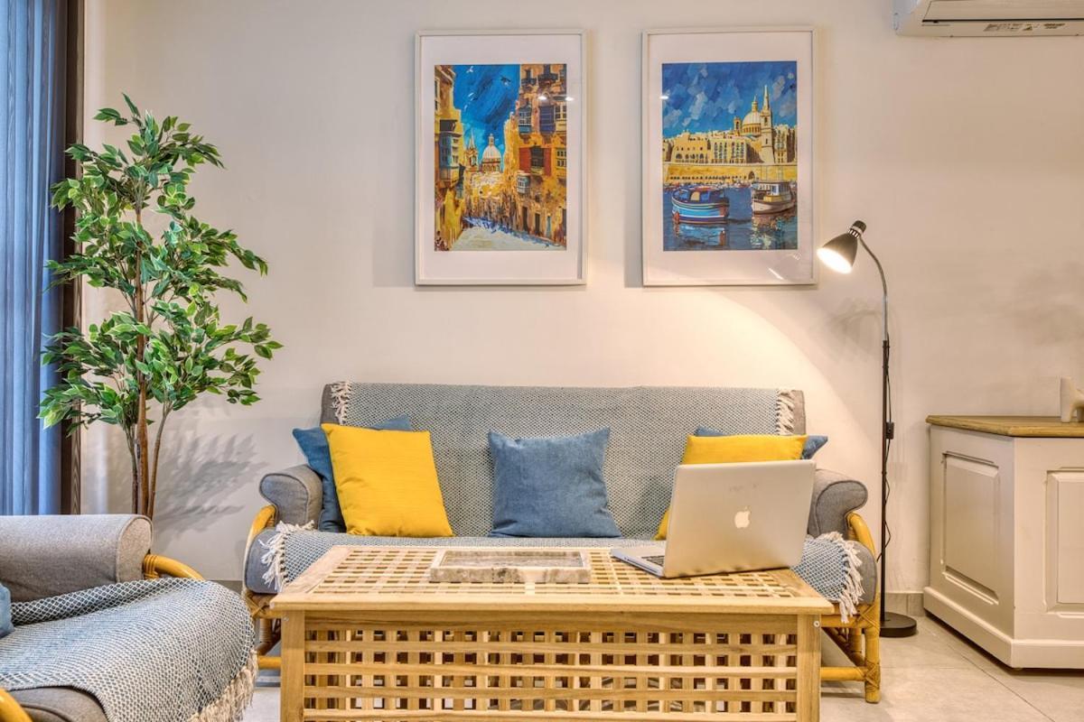 Modern 2 Bedroom With Parking & Close To The Sea Apartment *